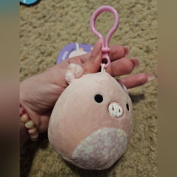 NWT 3.5โ Peter the Pig ๐ Squishmallow Clip with flowers ๐ on his belly! - Picture 5 of 10